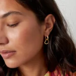 Vrouw met gouden oorbel en ketting