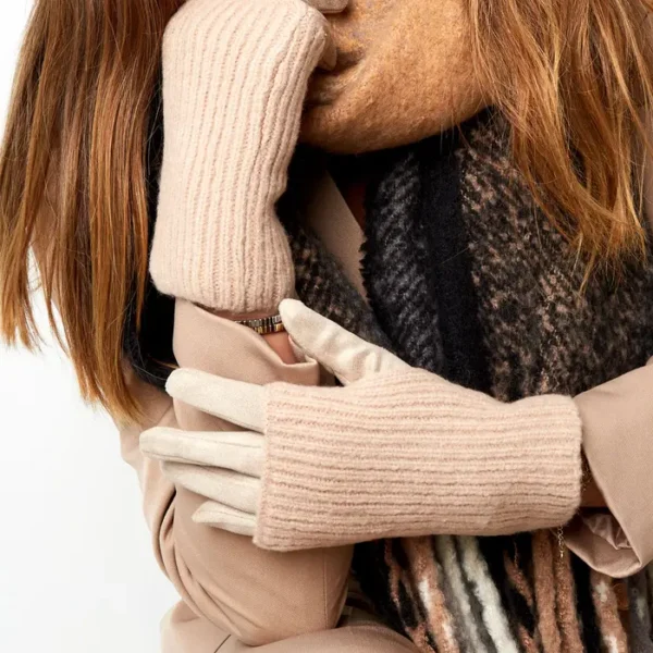 Vrouw met sjaal en handschoenen in de winter.