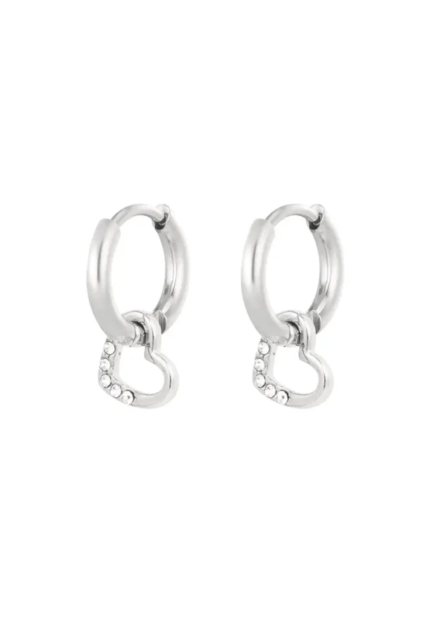 Zilveren oorbellen met diamantaccenten.