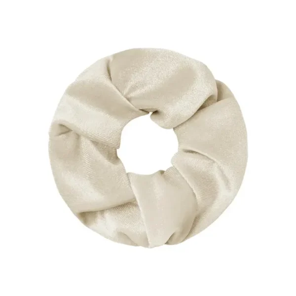 Beige fluwelen scrunchie op witte achtergrond.