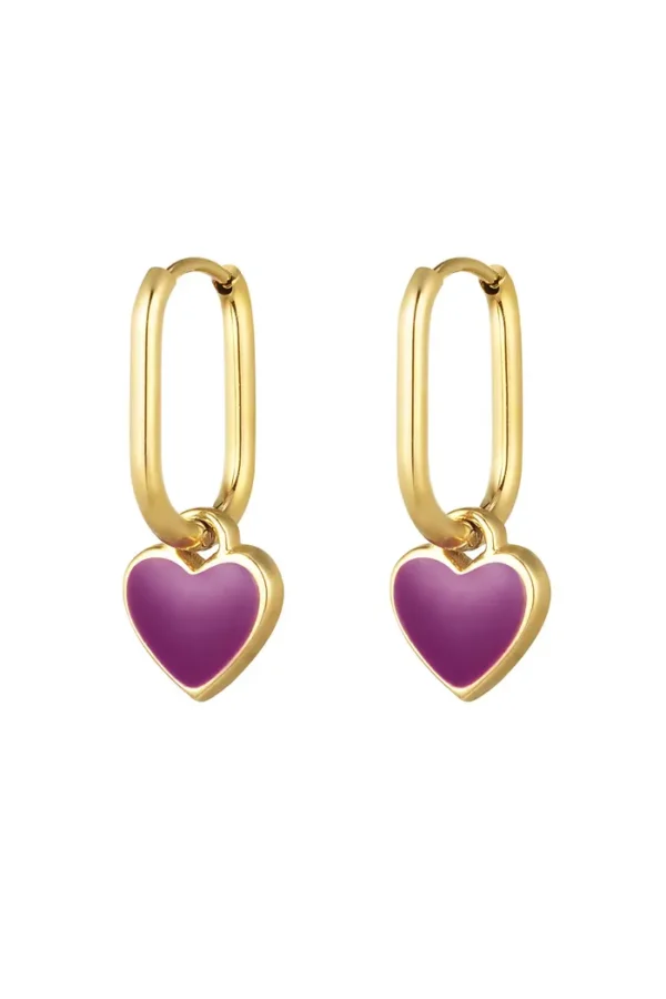 Gouden oorbellen met paarse hartvormige hangers.