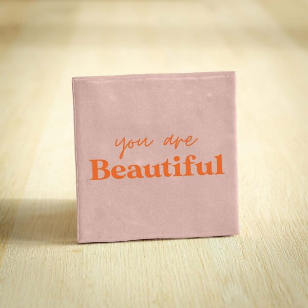 Roze tegeltje met tekst "you are Beautiful".
