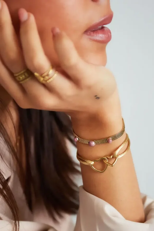 Vrouw met gouden ringen en armbanden.