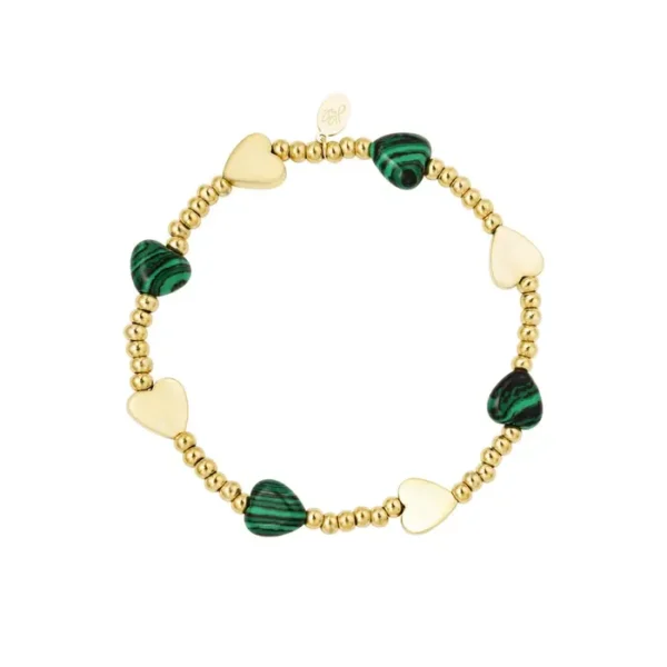 Gouden armband met groene stenen en hartvormige bedels.