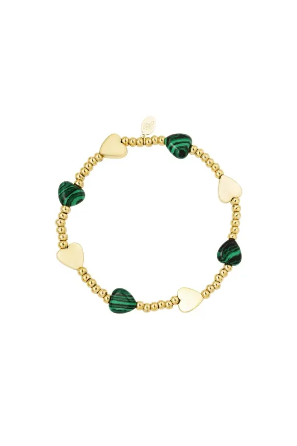 Gouden armband met groene stenen en hartvormige bedels.