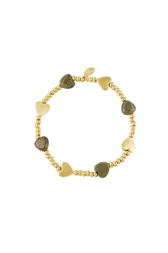 Gouden armband met hartjes en kralen.